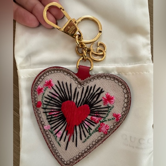 Gucci. GG Supreme Embroidered Heart Keychain. Never used. - Picture 2 of 4